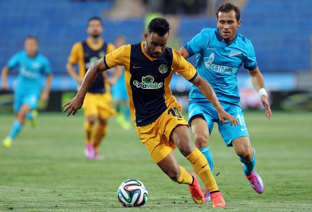ITAR-TASS: ST. PETERSBURG, RUSSIA. AUGUST 6, 2014. AEL s Edmar (L) and Zenit s Alexander Kerzhakov fight for the ball in their second leg of the 2014 15 Season UEFA Champions League Third Qualifiying Round football match at Petrovsky Stadium. FC Zenit won the game 3:0.  RE14C507