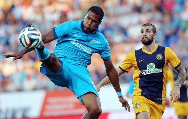 ITAR-TASS: ST. PETERSBURG, RUSSIA. AUGUST 6, 2014. Zenit s Salomon Rondon (L) and AEL s Valentinos Sielis fight for the ball in their second leg of the 2014 15 Season UEFA Champions League Third Qualifiying Round football match at Petrovsky Stadium. FC Zenit won the game 3:0.  RE14C510