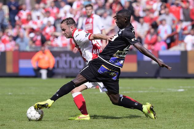 20140810 - LIEGE, BELGIUM: Standard d Francois Marquet and Gent s Nana Asare fight for the ball during the Jupiler Pro League match between Standard de Liege and AA Gent, in Liege, Sunday 10 August 2014, on the third day of the Belgian soccer championship. YORICKxJANSENS 04275142