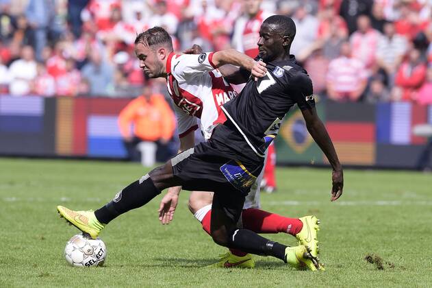 20140810 - LIEGE, BELGIUM: Standard d Francois Marquet and Gent s Nana Asare fight for the ball during the Jupiler Pro League match between Standard de Liege and AA Gent, in Liege, Sunday 10 August 2014, on the third day of the Belgian soccer championship. YORICKxJANSENS premiumd 20172377