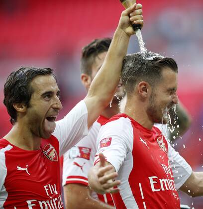 (140811) -- LONDON, Aug. 10, 2014 -- Players of Arsenal celebrate after the Community Shield match between Arsenal and Manchester City at Wembley Stadium in London, Britain on Aug. 10, 2014. Arsenal won 3-0. )(tjh) (SP)BRITAIN-LONDON-SOCCER-FA COMMUNITY SHIELD-ARSENAL VS MANCHESTER CITY WangxLili 