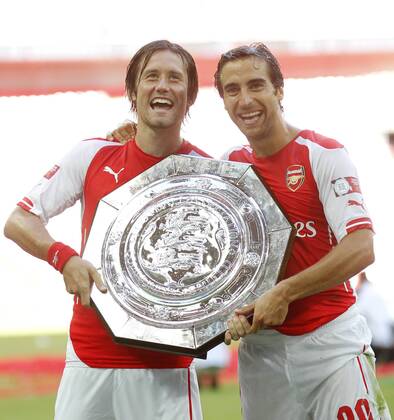 (140811) -- LONDON, Aug. 10, 2014 -- Tomas Rosicky(L) and Mathieu Flamini of Arsenal pose with the community shield after the Community Shield match WangxLili 
