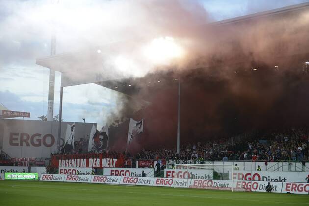 11.08.2014, Fussball, 11.08.2014, Fussball, 2. Bundesliga, Saison 2014 15, 1. FC Nuernberg Die Fans des 1. FC Nuernberg zuenden vor dem Spiel Rauchbomben. Rauch, Pyro, Pyrotechnik, Feuerwerk, EP_mmz