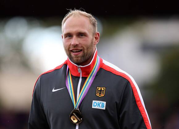 Zürich Leichtathletik Europameisterschaft 2014, Diskuswurf Siegerehrung, Robert Harting (GER) mit seiner Goldmedaille