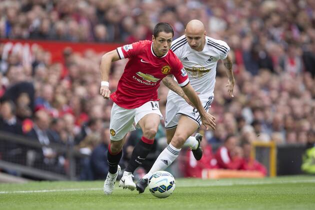 Javier Chicharito Hernandez of Manchester United out-paces Swansea s Jonjo Shelvey Manchester United ManU - Swansea City - Barclays Premier League - Old Trafford - Manchester - 16 08 2014 EDITORIAL USE ONLY. No use with unauthorised audio, video, data, fixture lists, club league logos or live services. Online in-match use limited to 120 images, no video emulation. No use in betting, games or single club league player publications.