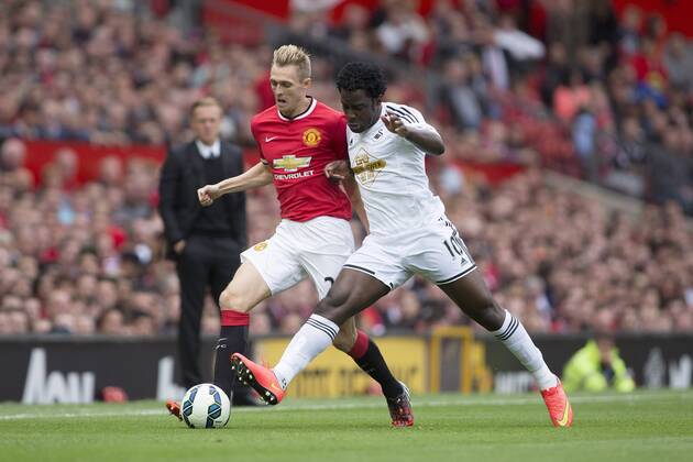 Darren Fletcher of Manchester United and Swansea s Wilfried Bony battle Manchester United ManU - Swansea City - Barclays Premier League - Old Trafford - Manchester - 16 08 2014 EDITORIAL USE ONLY. No use with unauthorised audio, video, data, fixture lists, club league logos or live services. Online in-match use limited to 120 images, no video emulation. No use in betting, games or single club league player publications.