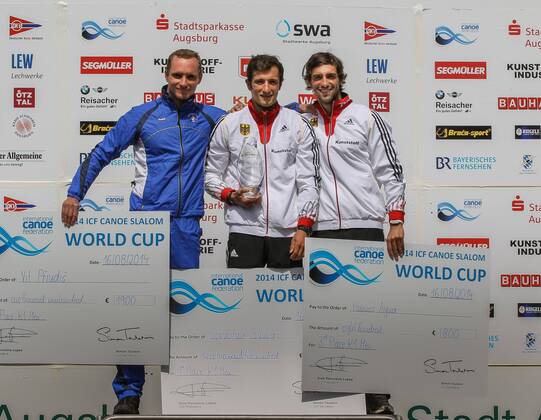 Siegerehrung Kajak Einer, K1, Männer, Kanu-Weltcup 2014, (v.li.) Vit Prindis (CZE) 2. Platz, Sebastian Schubert (GER) 1. Platz, Hannes Aigner (GER), 3. Platz, mit Sieger-Schecks, ICF Kanuslalom Weltcup Finale 2014, Augsburg, Gesamtsieger,