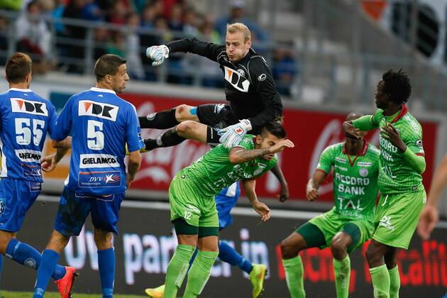 20140817 - GENT, BELGIUM: Gent s goalkeeper Matz Sels and Essevee s Raphael Caceres fight for the ball during the Jupiler Pro League match between KAA Gent and Zulte Waregem, in Gent, Sunday 17 August 2014, on day 4 of the Belgian soccer championship. BRUNOxFAHY Aufmacher kurios 20206692