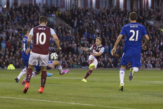 Scott Arfield of Burnley scores the opening goal - Burnley vs. Chelsea - Barclays Premier League - Turf Moor - Burnley - 17 08 2014 Pic Philip Oldham Sportimage EDITORIAL USE ONLY. No use with unauthorised audio, video, data, fixture lists, club league logos or live services. Online in-match use limited to 120 images, no video emulation. No use in betting, games or single club league player publications.