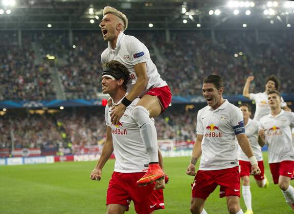 Fussball Champions League Play Off Hinspiel Red Bull Salzburg - Malmö FF 19.08.2014 Franz Schiemer (vorne) jubelt nach seinem Tor zum 1:0; Kevin Kampl (Mitte) und Jonatan Soriano (hinten alle Salzburg) freuen sich mit. 