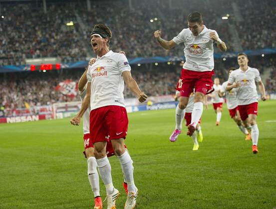 Fussball Champions League Play Off Hinspiel Red Bull Salzburg - Malmö FF 19.08.2014 Franz Schiemer (vorne) jubelt nach seinem Tor zum 1:0; Jonatan Soriano (hinten) freut sich mit. 