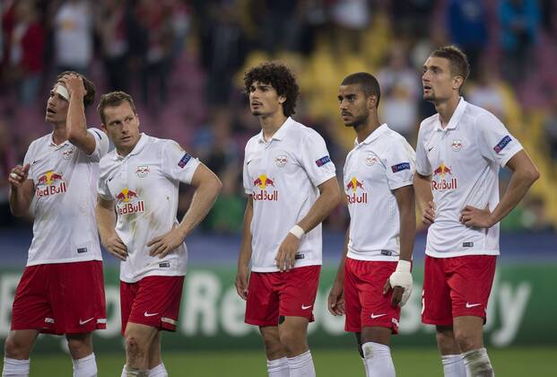 Fussball Champions League Play Off Hinspiel Red Bull Salzburg - Malmö FF 19.08.2014 Franz Schiemer, Christian Schwelger, Andre Ramalho, Alan und Stefan Ilsanker (Salzburg) nach dem Spiel enttäuscht 