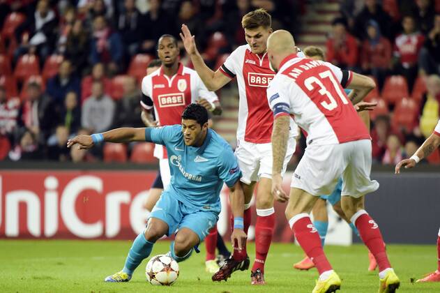 20140820 - LIEGE, BELGIUM: Zenit s Hulk and Standard s Dino Arslanagic fight for the ball during the first leg match between Belgian first division soccer team Standard de Liege and Russian team FC Zenit Saint Petersburg in the playoffs for the UEFA Champions League competition, Wednesday 20 August 2014, in Liege. YORICKxJANSENS  Aufmacher premiumd 19082393
