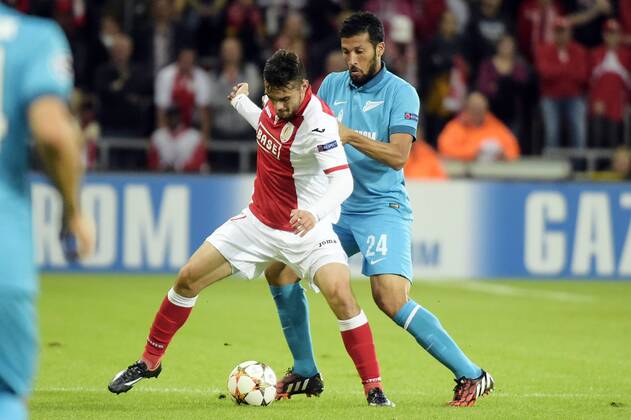 20140820 - LIEGE, BELGIUM: Standard s Tony Watt and Zenit s Ezequiel Garay fight for the ball during the first leg match between Belgian first division soccer team Standard de Liege and Russian team FC Zenit Saint Petersburg in the playoffs for the UEFA Champions League competition, Wednesday 20 August 2014, in Liege. YORICKxJANSENS  premiumd 19082425