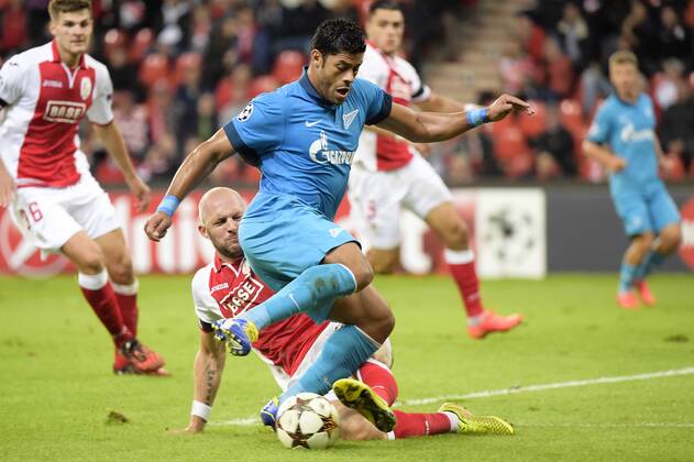 20140820 - LIEGE, BELGIUM: Standard s Jelle Van Damme and Zenit s Hulk fight for the ball during the first leg match between Belgian first division soccer team Standard de Liege and Russian team FC Zenit Saint Petersburg in the playoffs for the UEFA Champions League competition, Wednesday 20 August 2014, in Liege. YORICKxJANSENS  premiumd 19082431