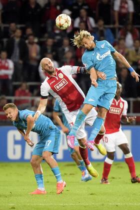 20140820 - LIEGE, BELGIUM: Zenit s Oleg Shatov, Standard s Jelle Van Damme and Zenit s Anatoliy Tymoshchuk fight for the ball during the first leg match between Belgian first division soccer team Standard de Liege and Russian team FC Zenit Saint Petersburg in the playoffs for the UEFA Champions League competition, Wednesday 20 August 2014, in Liege. YORICKxJANSENS  premiumd 19082443