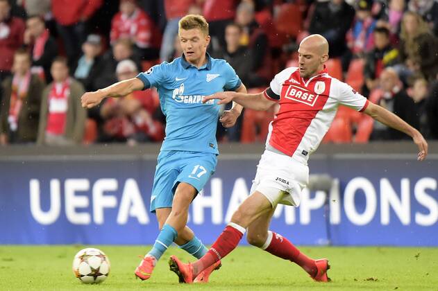 20140820 - LIEGE, BELGIUM: Zenit s Oleg Shatov and Standard s Laurent Ciman fight for the ball during the first leg match between Belgian first division soccer team Standard de Liege and Russian team FC Zenit Saint Petersburg in the playoffs for the UEFA Champions League competition, Wednesday 20 August 2014, in Liege. YORICKxJANSENS  premiumd 19082444