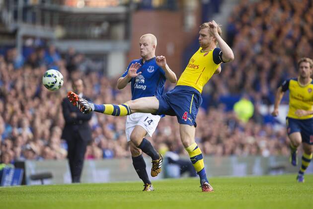 Steven Naismith of Everton and Arsenal s Per Mertesacker in action - FC Everton vs. FC Arsenal - Barclays Premier League - Goodison Park - Liverpool - 23 08 2014 Pic Philip Oldham Sportimage EDITORIAL USE ONLY. No use with unauthorised audio, video, data, fixture lists, club league logos or live services. Online in-match use limited to 120 images, no video emulation. No use in betting, games or single club league player publications.