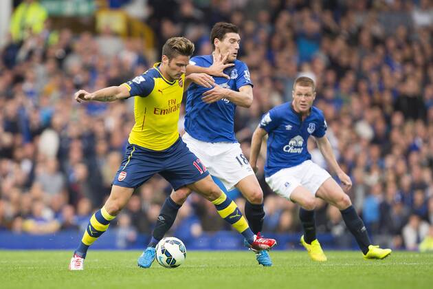 Arsenal s Olivier Giroud battles Gareth Barry of Everton - FC Everton vs. FC Arsenal - Barclays Premier League - Goodison Park - Liverpool - 23 08 2014 EDITORIAL USE ONLY. No use with unauthorised audio, video, data, fixture lists, club league logos or live services. Online in-match use limited to 120 images, no video emulation. No use in betting, games or single club league player publications.