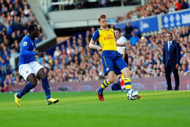 23.08.2014. Liverpool, England. Premier League. Everton versus Arsenal. Arsenal defender Per Mertesacker in control of the ball as Everton forward Romelu Lukaku runs towards him xPaulxKeevilx  ActionPlus11553471