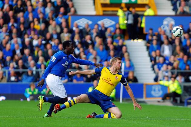 23.08.2014. Liverpool, England. Premier League. Everton versus Arsenal. Arsenal defender Per Mertesacker fouls Everton forward Romelu Lukaku and stops him getting to the ball. xPaulxKeevilx  ActionPlus11553476