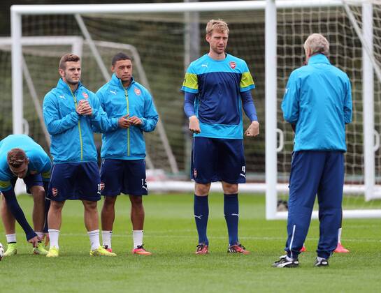 Arsenal s Jack Wilshere, Alex Oxlade-Chamberlain and Per Mertesacker listen to Arsene Wenger during training - Champions League Training - London Colney - London - England - 26th August 2014 - Picture David Klein Sportimage EDITORIAL USE ONLY. No use with unauthorised audio, video, data, fixture lists, club league logos or live services. Online in-match use limited to 120 images, no video emulation. No use in betting, games or single club league player publications.