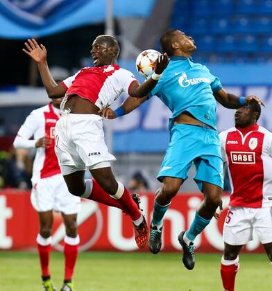 20140826 - SAINT PETERSBURG, RUSSIA: Standard s Paul-Jose Mpoku Ebunge and Zenit s Salomon Rondon fight for the ball during the return leg match of the playoffs for the UEFA Champions League competition between Russian team FC Zenit Saint Petersburg and Belgian soccer team Standard de Liege in Saint Petersburg, Russia, Tuesday 26 August 2014. Zenit won the first leg 0-1. VIRGINIExLEFOUR  Aufmacher premiumd kurios Komik 18555