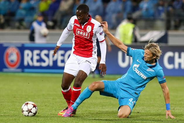 20140826 - SAINT PETERSBURG, RUSSIA: Standard s Yannis Mbombo and Zenit s Anatoliy Tymoshchuk fight for the ball during the return leg match of the playoffs for the UEFA Champions League competition between Russian team FC Zenit Saint Petersburg and Belgian soccer team Standard de Liege in Saint Petersburg, Russia, Tuesday 26 August 2014. Zenit won the first leg 0-1. VIRGINIExLEFOUR  premiumd 18541