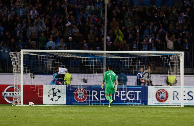 20140826 - SAINT PETERSBURG, RUSSIA: Standard s goalkeeper Eiji Kawashima looks dejected during the return leg match of the playoffs for the UEFA Champions League competition between Russian team FC Zenit Saint Petersburg and Belgian soccer team Standard de Liege in Saint Petersburg, Russia, Tuesday 26 August 2014. Zenit won the first leg 0-1. VIRGINIExLEFOUR  premiumd 18544