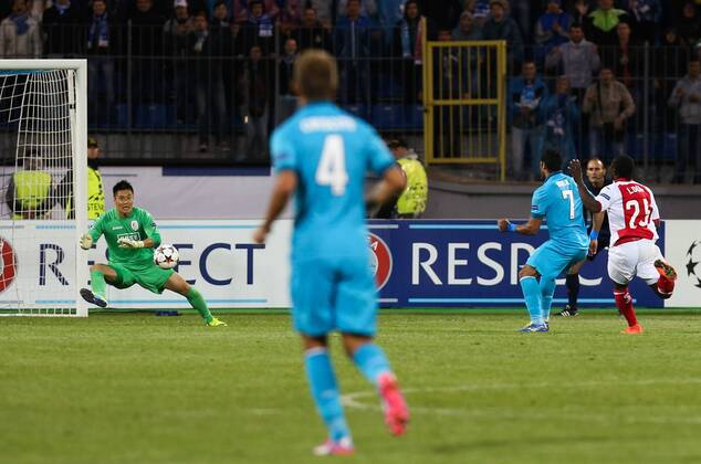 20140826 - SAINT PETERSBURG, RUSSIA: Zenit s Hulk scoring the 0-3 goal during the return leg match of the playoffs for the UEFA Champions League competition between Russian team FC Zenit Saint Petersburg and Belgian soccer team Standard de Liege in Saint Petersburg, Russia, Tuesday 26 August 2014. Zenit won the first leg 0-1. VIRGINIExLEFOUR  premiumd 18545