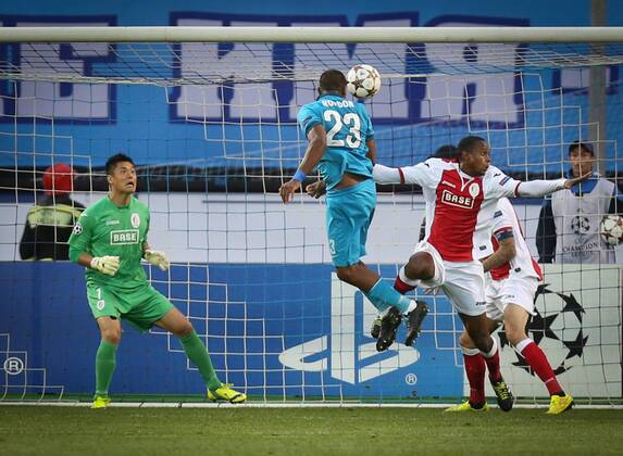 20140826 - SAINT PETERSBURG, RUSSIA: Zenit s Salomon Rondon scoring the 1-0 goal and Standard s goalkeeper Eiji Kawashima could not stop it at the return leg match of the playoffs for the UEFA Champions League competition between Russian team FC Zenit Saint Petersburg and Belgian soccer team Standard de Liege in Saint Petersburg, Russia, Tuesday 26 August 2014. Zenit won the first leg 0-1. VIRGINIExLEFOUR  premiumd 18550