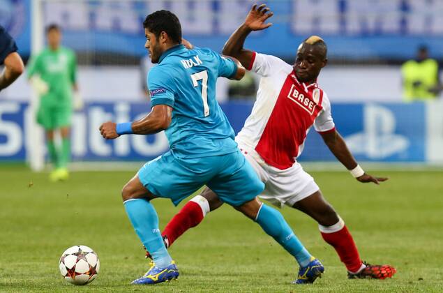 20140826 - SAINT PETERSBURG, RUSSIA: Zenit s Hulk and Standard s Paul-Jose Mpoku Ebunge fight for the ball during the return leg match of the playoffs for the UEFA Champions League competition between Russian team FC Zenit Saint Petersburg and Belgian soccer team Standard de Liege in Saint Petersburg, Russia, Tuesday 26 August 2014. Zenit won the first leg 0-1. VIRGINIExLEFOUR  premiumd 18553