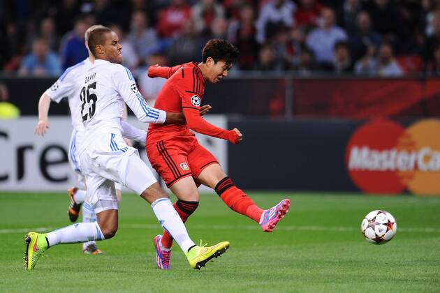 Fußball Champions League Playoff Bayer Leverkusen - FC Kopenhagen am 27.08.2014 in der BayArena in Leverkusen Torjubel zum 1:0 durch Son Heung-Min ( Leverkusen ), rechts - Mathias Jorgensen ( Kopenhagen ), links