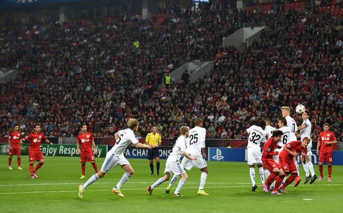 27.08.2014, Fussball, Saison 2014 15, UEFA Champions League Qualifikation, Bayer 04 Leverkusen - FC Kopenhagen Hakan Calhanoglu (Bayer Leverkusen), 2. v.li., erzielt mit diesem Freistoss das Tor zum 2:0.