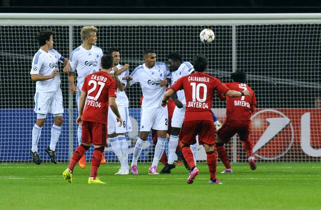 Fussball, UEFA Champions League, Herren, Saison 2014 2015, Qualifikation, Play-off-Rückspiel, BayArena Leverkusen, Bayer Leverkusen (rot) - FC Kopenhagen (weiss); Hakan Calhanoglu (Leverkusen) trifft per abgefälschtem Freistoss zum 2:0, daneben Gonzalo Castro (Leverkusen) und Heung-Min Son (Leverkusen), Aktion.