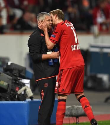 27.08.2014, Fussball, Saison 2014 15, UEFA Champions League Qualifikation, Bayer 04 Leverkusen - FC Kopenhagen Stefan Kiessling, Stefan Kießling (Bayer 04 Leverkusen), re., jubelt mit Physiotherapeut Sven Elsinger