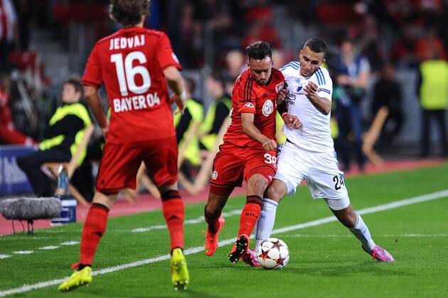 Fußball Champions League Playoff Bayer Leverkusen - FC Kopenhagen am 27.08.2014 in der BayArena in Leverkusen Tin Jedaj ( Leverkusen ), vorne - Karim Bellarabi ( Leverkusen ), mitte - Youssef Toutouh ( Kopenhagen ), rechts