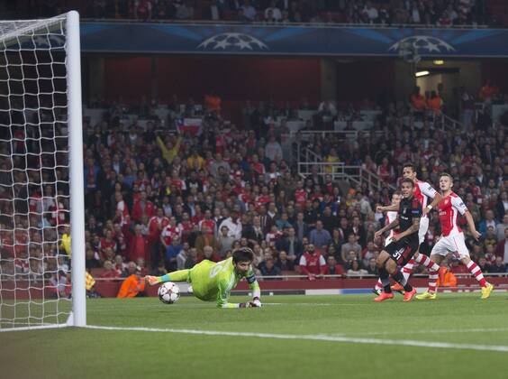27.08.2014. London, England. Champions League Qualifying 2nd Leg. Arsenal versus Besiktas. Arsenal s Alexis Sanchez scores the opening goal. xNigelxCookex  ActionPlus20269040