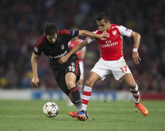 27.08.2014. London, England. Champions League Qualifying 2nd Leg. Arsenal versus Besiktas. Arsenal s Alexis Sanchez (right) battles with Besiktas Pedro Franco. xNigelxCookex  ActionPlus20269053