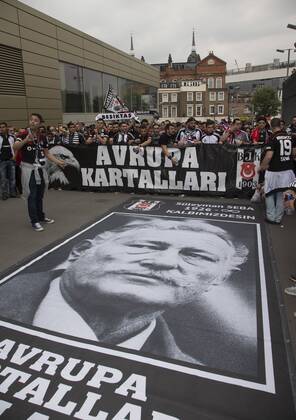 27.08.2014. London, England. Champions League Qualifying 2nd Leg. Besiktas Istanbul fans mourn the death of their former chairman SÃ¼leyman Seba who died earlier this month. xNigelxCookex  ActionPlus20269092