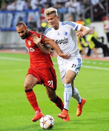 Ömer Toprak ( links Bayer 04 Leverkusen ) im Zweikampf mit Andreas Cornelius ( rechts FC Kopenhagen ) 27.08.2014 --- Fussball --- Champions League --- Bayer 04 Leverkusen vs FC Kopenhagen, EP_TTL