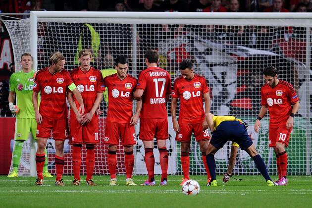 Fußball Champions League Playoff Bayer Leverkusen - FC Kopenhagen am 27.08.2014 in der BayArena in Leverkusen Schiedsrichter Mark Clattenburg ( ENG ), vorne zieht vor der Leverkusener Mauer eine Linie mit Freistoßspray