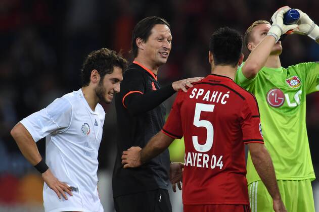 27.08.2014, Fussball, Saison 2014 15, UEFA Champions League Qualifikation, Bayer 04 Leverkusen - FC Kopenhagen v.li., Hakan Calhanoglu (Bayer Leverkusen), Trainer Roger Schmidt (Bayer 04 Leverkusen), Emir Spahic (Bayer 04 Leverkusen), Torwart Bernd Leno (Bayer 04 Leverkusen)