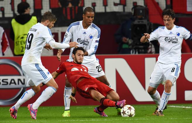 27.08.2014, Fussball, Saison 2014 15, UEFA Champions League Qualifikation, Bayer 04 Leverkusen - FC Kopenhagen Hakan Calhanoglu (Bayer Leverkusen), mi., gegen (v.li.) Rurik Gislason (FC Kopenhagen), Zanka (FC Kopenhagen), Thomas Delaney (FC Kopenhagen)