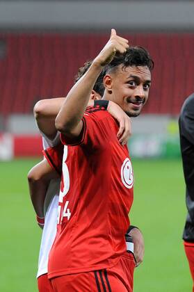 Karim Bellarabi ( Bayer 04 Leverkusen ) freut sich, mit Daumen hoch über den Einzug in die Championsleague Gruppenphase. 27.08.2014 --- Fussball --- Champions League --- Bayer 04 Leverkusen vs FC Kopenhagen, EP_TTL