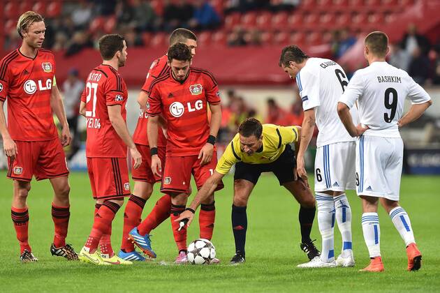 Fußball Champions League Playoff Bayer Leverkusen - FC Kopenhagen am 27.08.2014 in der BayArena in Leverkusen Schiedsrichter Mark Clattenburg ( England ), mitte - setzt Freistoßspray ein