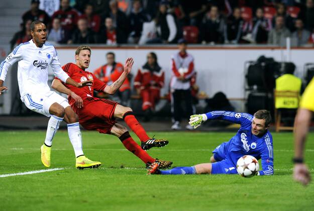 Fussball, UEFA Champions League, Herren, Saison 2014 2015, Qualifikation, Play-off-Rückspiel, BayArena Leverkusen, Bayer Leverkusen (rot) - FC Kopenhagen (weiss) 4:0; Das 4:0 durch Stefan Kießling, Kiessling (Leverkusen) gegen Mathias Jorgensen (li., Kopenhagen) und Stephan Andersen (re., Kopenhagen), Aktion.