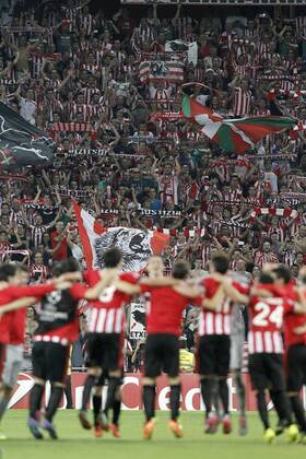 Athletic de Bilbao s team celebrates with the Fans the victory in the Champions League 2014 2015 Play-off.August 27,2014.  (2014082744)