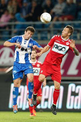 GENT, BELGIUM: Gent s Brecht Dejaegere and Kortrijk s Teddy Chevalier fight for the ball during the Jupiler Pro League match between KAA Gent and KV Kortrijk, in Gent, Friday 29 August 2014, on the sixth day of the Belgian soccer championship. BRUNOxFAHY 04293354