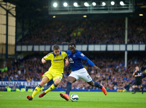 PROPAGANDA20140830 Football - soccer: Barclays Premier League, Everton FC - Chelsea FC, Everton s Romelu Lukaku in action against Chelsea s Gary Cahill during the Premier League match at Goodison Park. (Hinweis: Verwendung nur in Deutschland, Österreich oder Schweiz - only Germany, Austria and Switzerland) xHOCHxZWEIx xPropagandax 